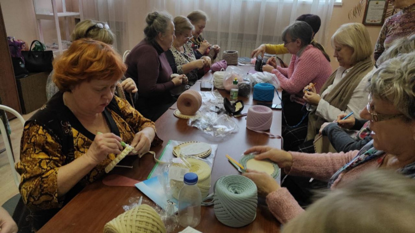 Участницы занятий по рукоделию в рамках проекта "Активное долголетие" в Красноармейске готовят новогодние подарки